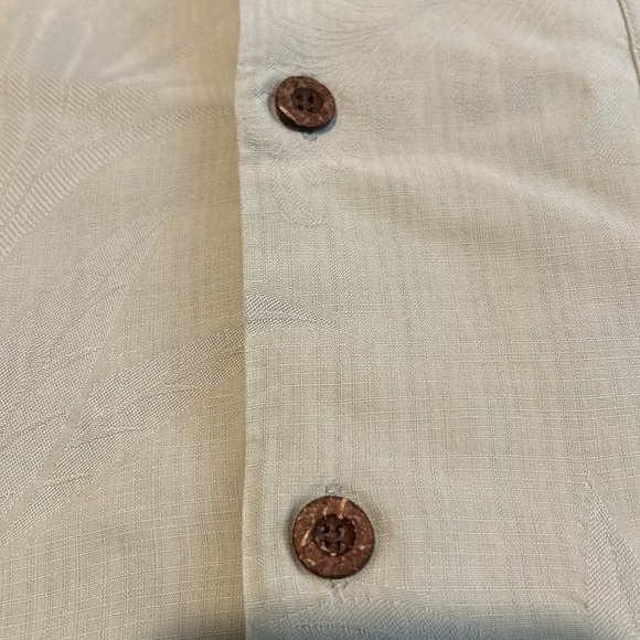 Men’s Tommy Bahama Short Sleeved Button Down - Picture 3 of 5